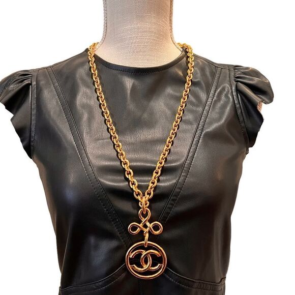 Chanel Authentic Vintage Twisted Cross Circle CC Cut Out 1993 Pendant Necklace - Picture 7 of 8